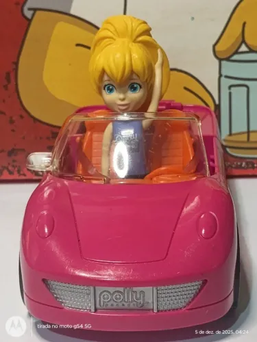 BONECA POLLY E CARRINHO DA POLLY - OBS: CARRINHO COM DETALHE NO RETROVISOR E PARABRISA