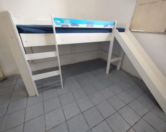 Cama de solteiro com escorregador