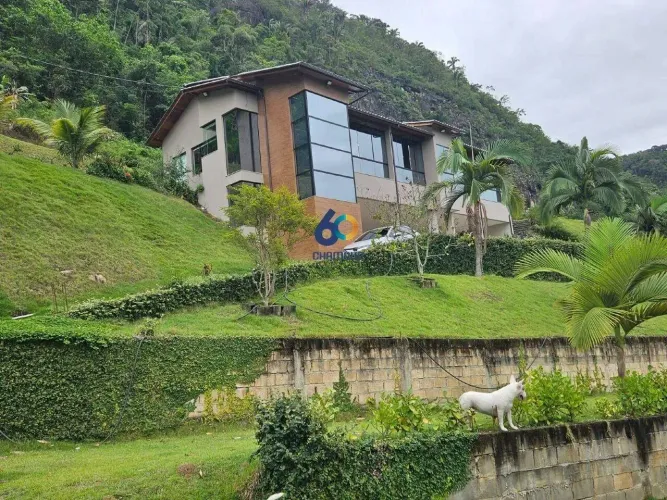 Casa de Alto Padrão, sendo 03 Suites, 04 Vagas de Garagem, Vargem Alta - ES