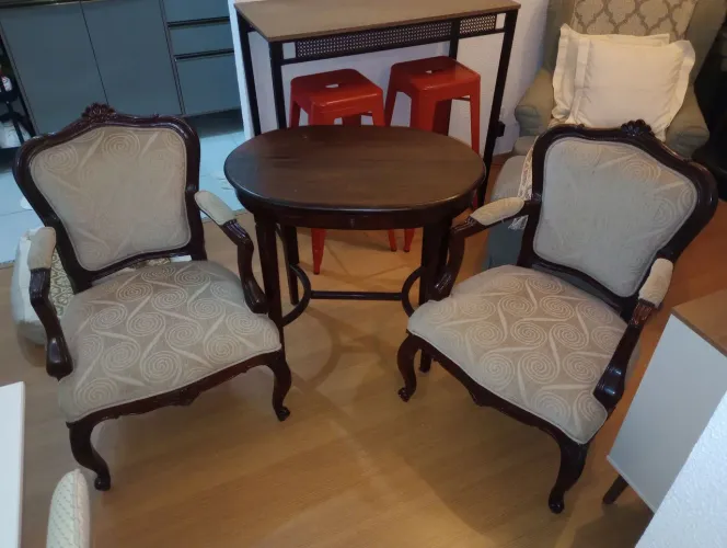 Conjunto de Poltronas Clássicas com Mesa de Centro