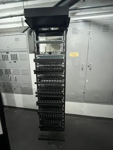 Rack Aberto de Telecomunicações 44U com Guia de Cabos