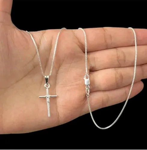 Corrente em prata com crucifixo