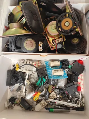 Reciclagem Eletrônicos: motores componentes alto falante lentes placas