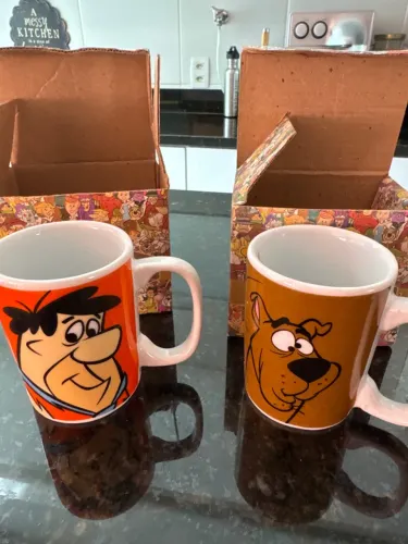 2 Canecas temáticas dos Flintstones e Scooby Doo