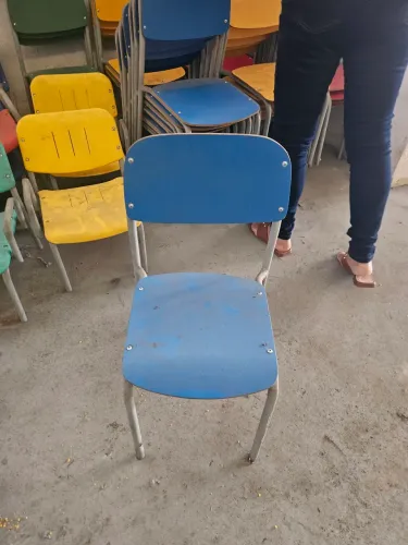 Cadeira escolar infantil coloridas 