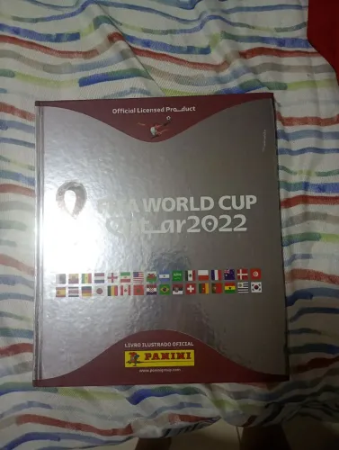 Vende-se álbum da copa do mundo 2022 prateado com 60 figurinhas 