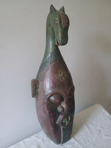 ESCULTURA EM MADEIRA DE INSPIRAÇÃO AFRICANA