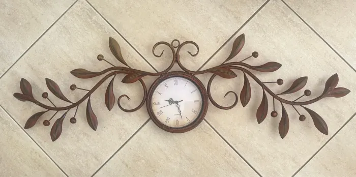 Relógio de parede vintage em metal com design de galhos