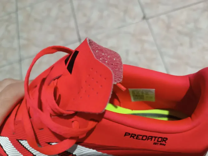 Chuteira predador rosa original com listras brancas