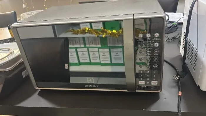 Micro-ondas Electrolux MT30S 20L 220V - Usado, Sem Prato