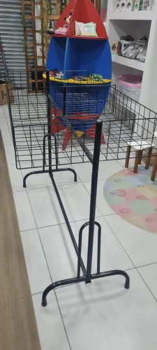 Cesto expositor de roupas