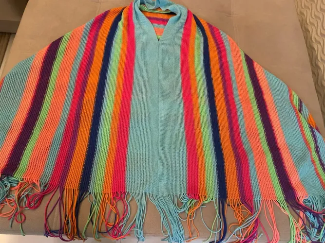 Poncho colorido artesanal