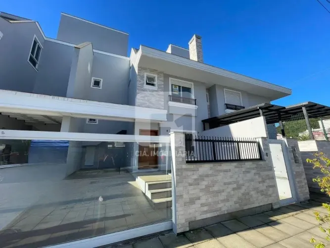 Casa com 4 dormitórios em Jurerê