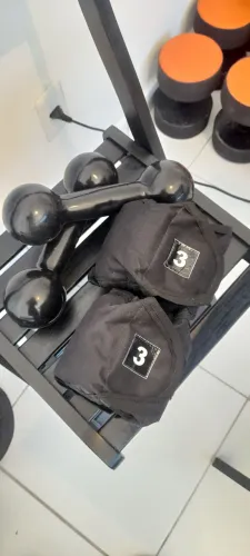 Par de caneleira 3kg + par halteres ferro emborrachado de 5kg