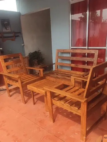Conjunto de Sofá e Poltronas de Madeira