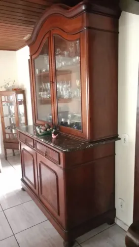 Cristaleira de Madeira Clássica