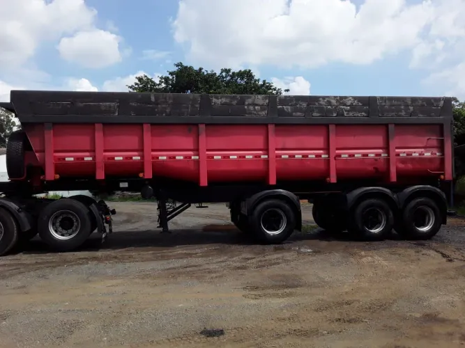 Carreta Caçamba librelato 2010 roda raiada com pneus.