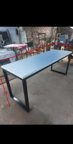 Mesa de escritório com design moderno