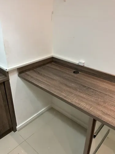 Mesa de Madeira com 2 Gavetas - Ampla, Elegante e Funcional