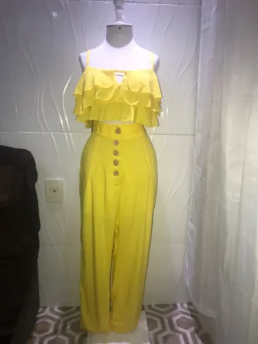 Conjunto Amarelo com Cropped de Babados e Calça de Cintura Alta