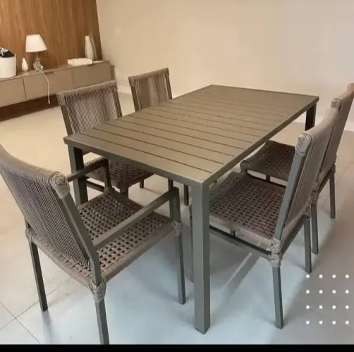 Jogo de mesa ripada com 4 cadeiras 