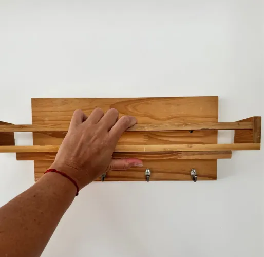 Prateleira de madeira com ganchos