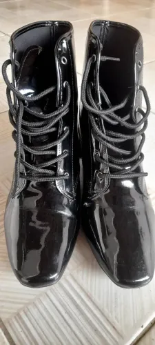 Bota cano médio de verniz  somente usada duas vezes  novinha da marca  sua cia.