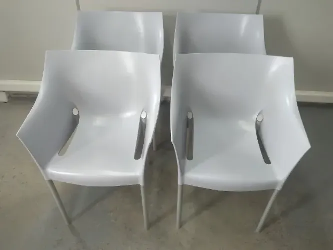 Cadeiras kartel modelo DRNO (quatro)