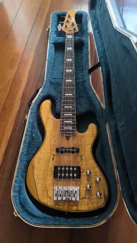 Baixo Cort GB5 custom com case 