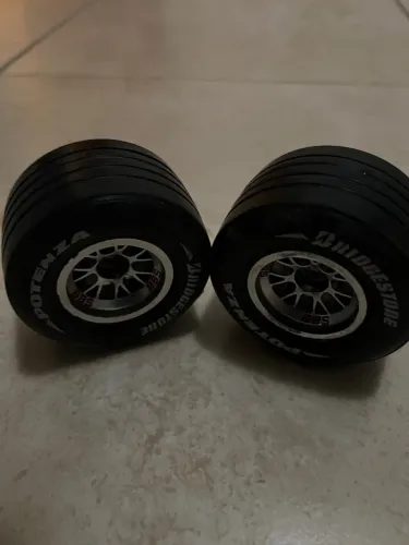 Vendo 2 Rodas com pneus, carrinho Ferrari à gasolina 