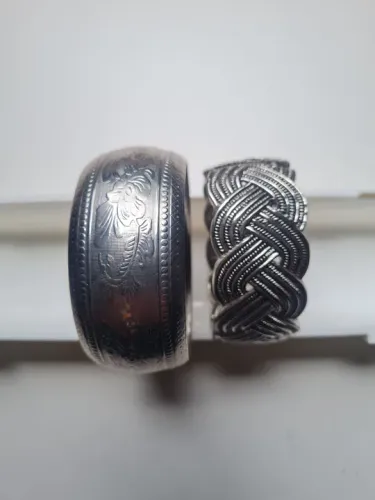 Par de pulseiras de metal - na cor Prata