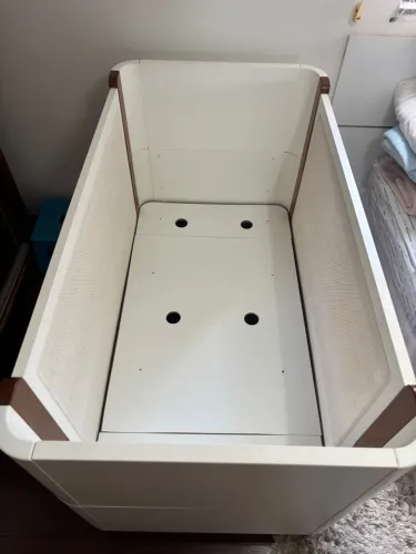 Berço Moderno Branco com Detalhes em Madeira