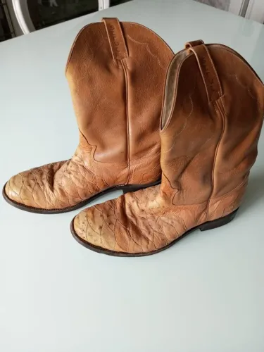 Bota Strut escamada, cor caramelo.