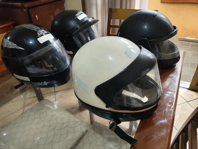4 capacetes a preço de desapego