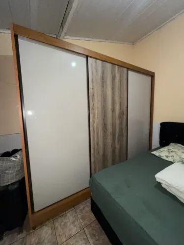 Guarda roupa de casal, bem dividido, com gavetas fundas