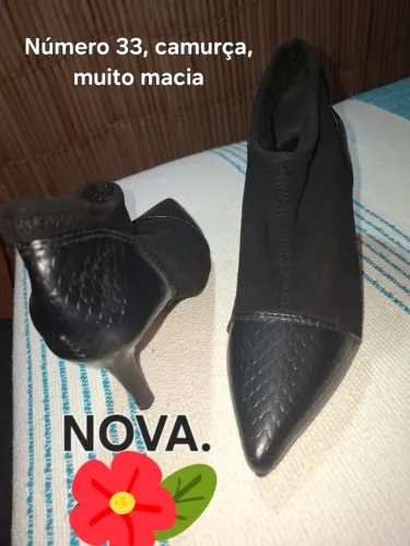 Bota preta de couro e camurça 33 nova, sem uso