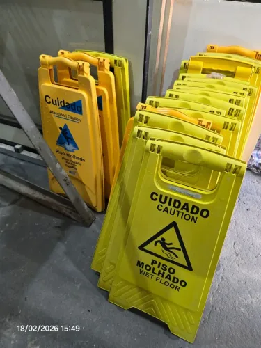 Placa de sinalização de piso molhado