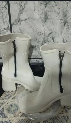 Bota impermeável com zíper nova top demais