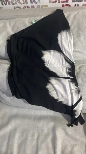 Blusa Farm P um ombro só preta e branca flor