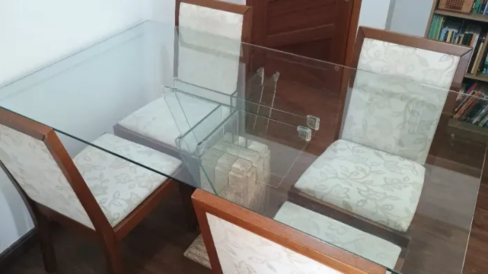 Mesa em vidro com 4 cadeiras