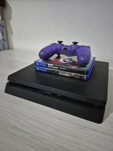 PLAYSTATION 4 SLIM 500GB + UM CONTROLE + DOIS JOGOS