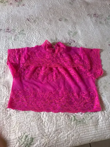 Blusa curta róseo de renda 