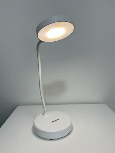 Luminária pequena de mesa articulada