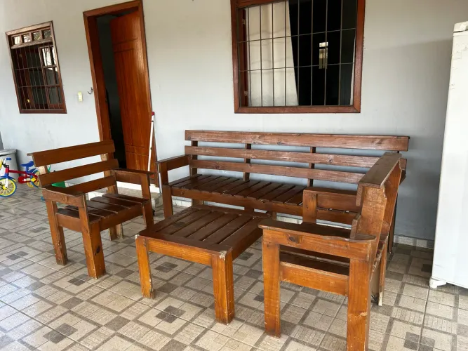 Conjunto de Bancos de Madeira