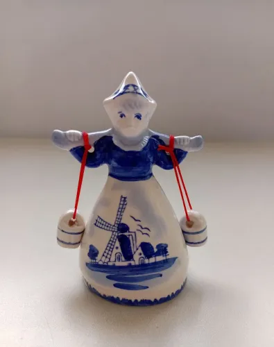 Bibelô camponesa em porcelana holandesa