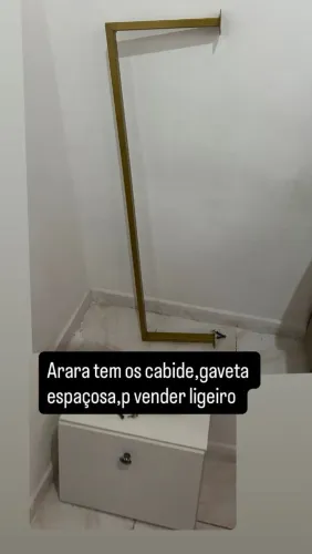 Arara com cabides , gaveta espaçosa