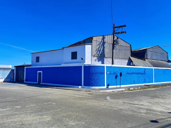 Galpão à venda em Macaé/RJ - Engenho da praia | 985 m² de área total | 766 m² construídos
