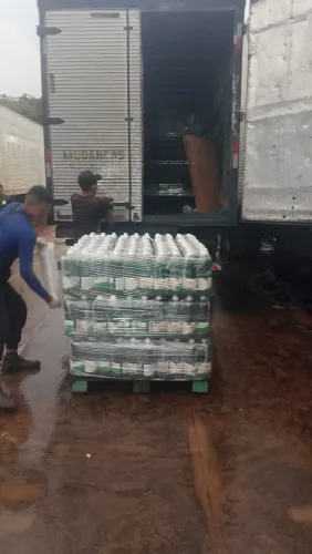Caminhão para transporte e mudança 