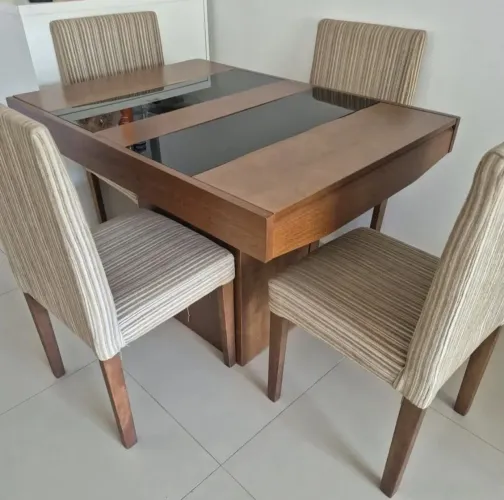 Mesa jantar e cozinha com as cadeiras