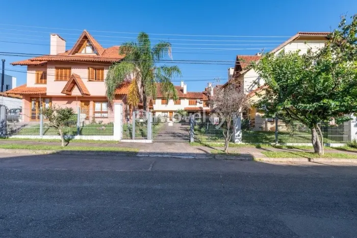 VENDA, CASA EM CONDOMÍNIO no Bairro GUARUJÁ, PORTO ALEGRE.